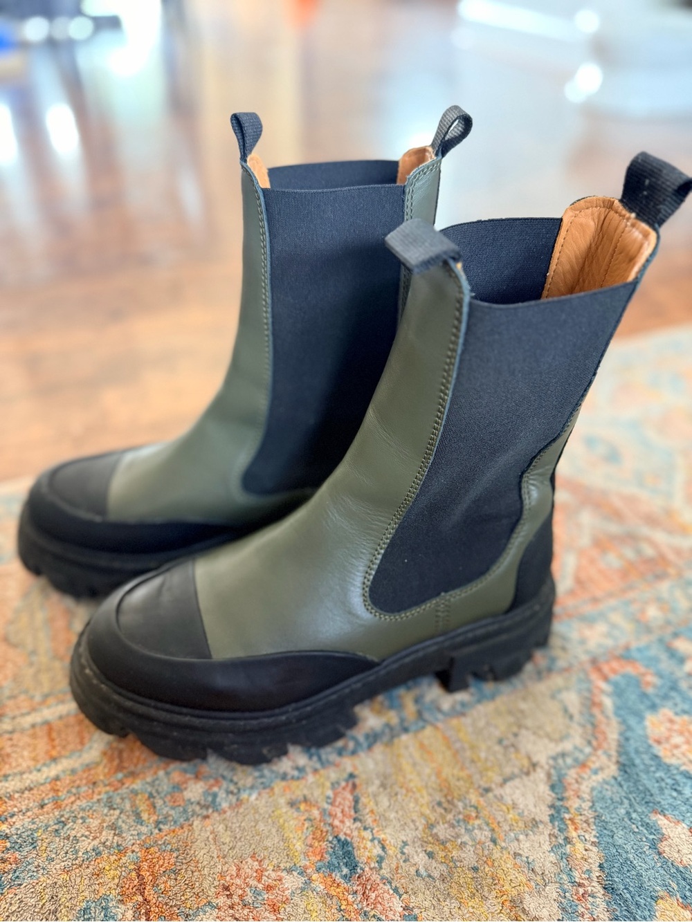 Ganni Chelsea Boots Women’s EU 38 Green Black Leather Lug Sole Pull On Ankle Boo